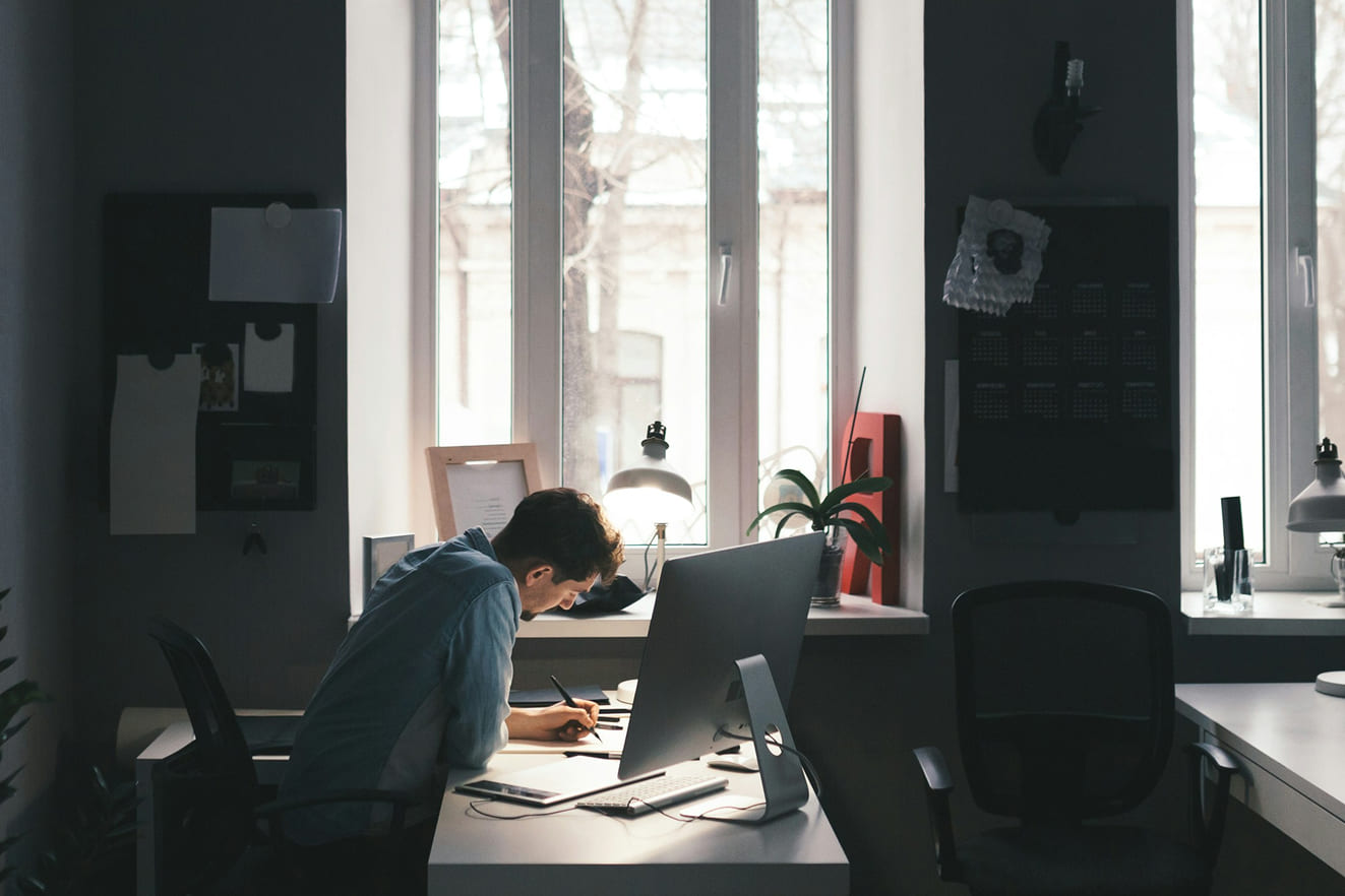 VELTO scanner digitising expenses on laptop and mobile